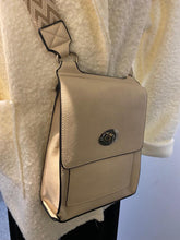 Load image into Gallery viewer, Antonia Satchel Bag 21600
